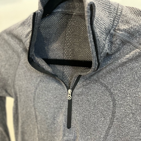 Lululemon Swiftly Half Zip | Size 2 | Grey | Long Sleeve | GREAT Condition - Picture 4 of 5